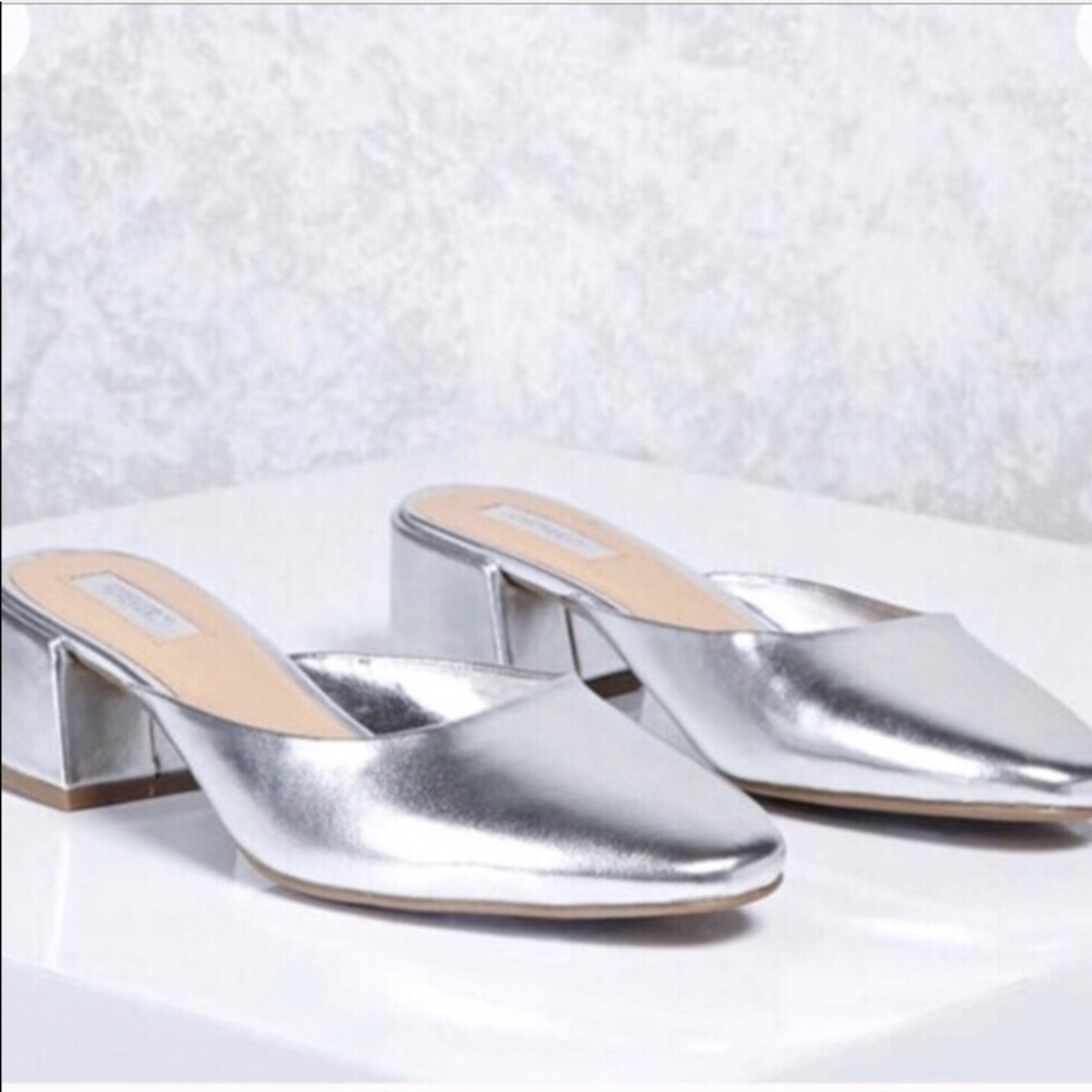 Round toe metallic mules